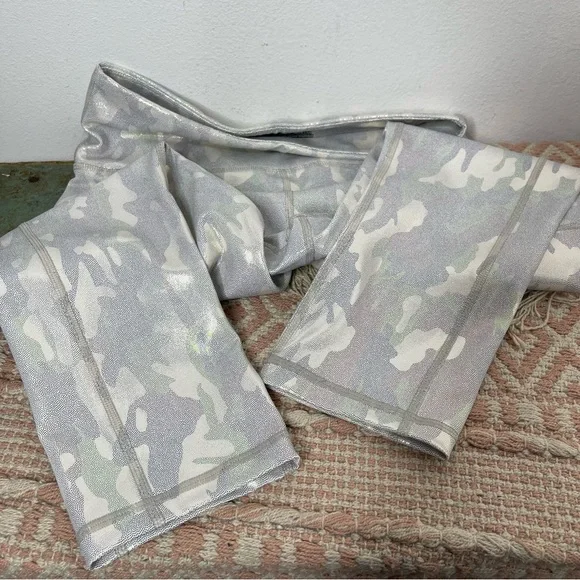 ZYIA Silver Camo Metallic Pocket Light n Tight Hi-Rise Capri 20" Leggings Sz M - Picture 10 of 16